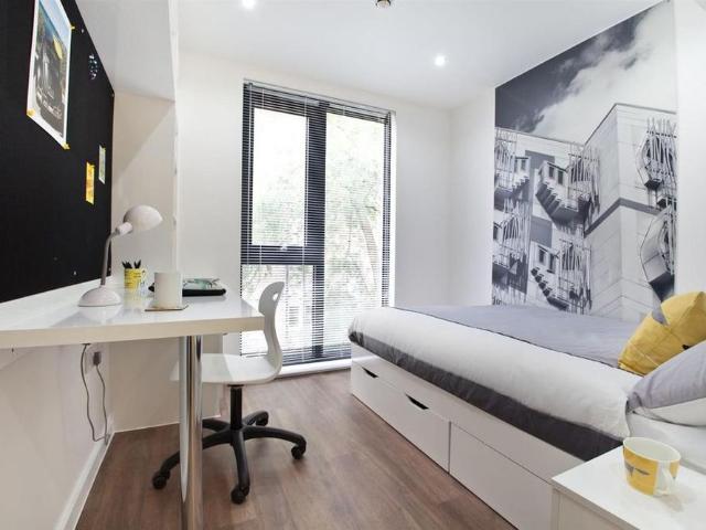 Studio for rent in Hillside, Leith