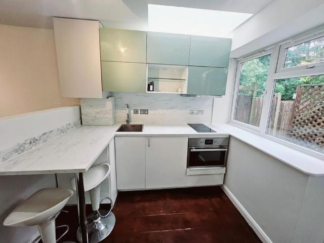 Studio for rent in Temple Fortune, Cat Hill