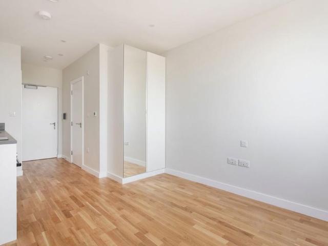 Studio for rent in Westminster, Victoria