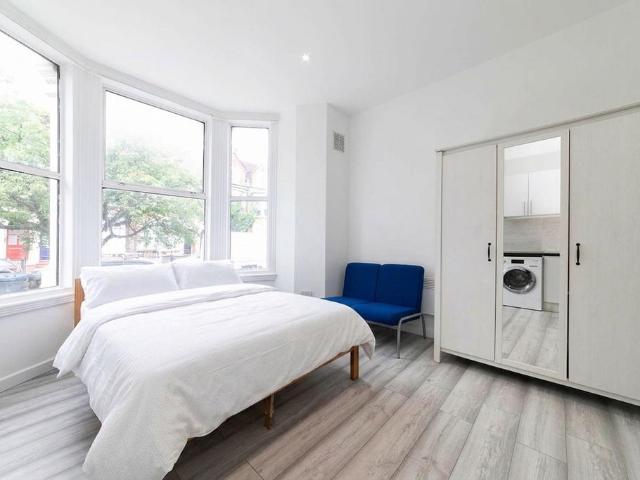 Flat for rent in Queen's Park, Greater London