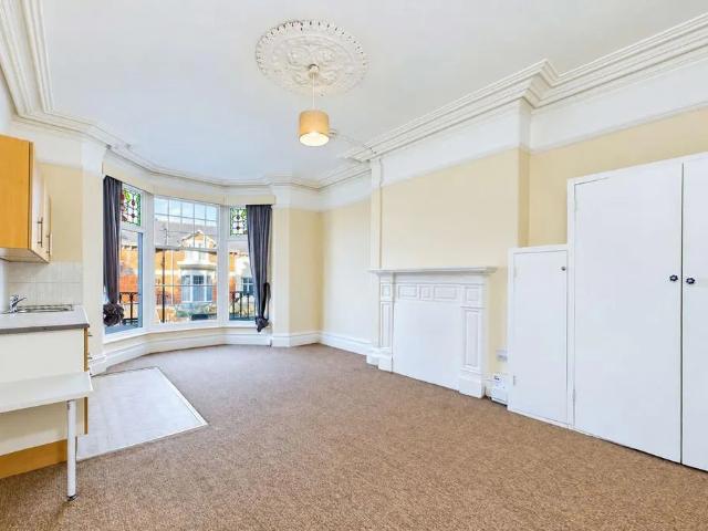 Studio for rent in Roundham, Paignton