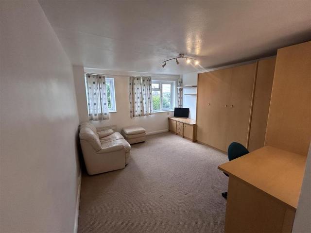 Studio for rent in King's Walden, Hertfordshire