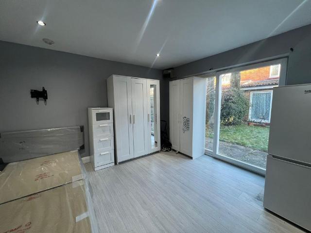 Flat for rent in London Borough of Hounslow, Greater London