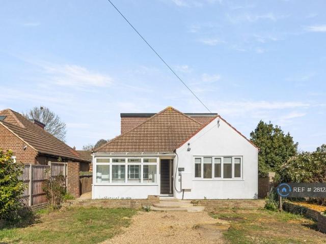 Flat for rent in Lower Halliford, Surrey