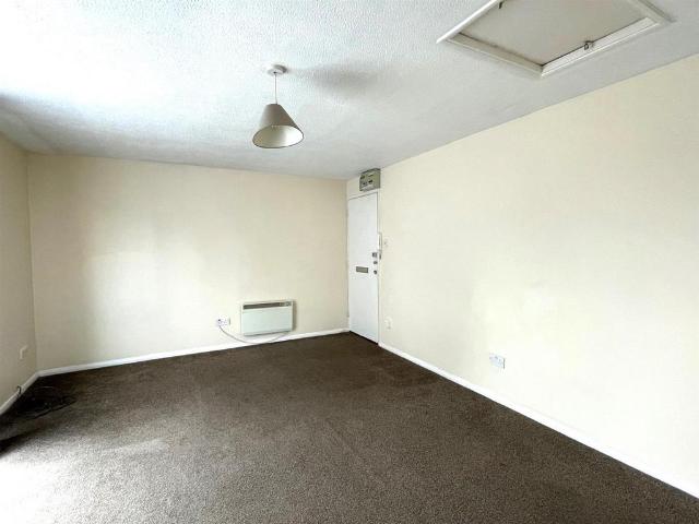 Flat for rent in Ickenham, London Borough of Hillingdon