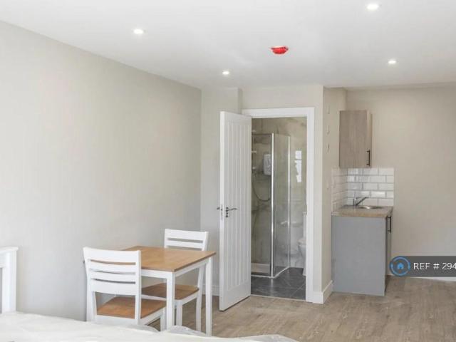 Flat for rent in Pachesham Park, Surrey