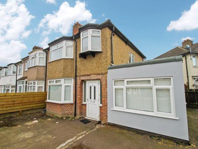 Flat for rent in London Borough of Ealing, Greater London