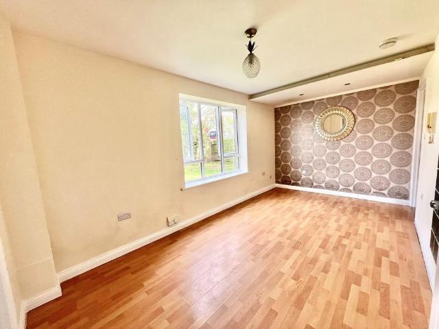 Studio for rent in Rush Green, Greater London