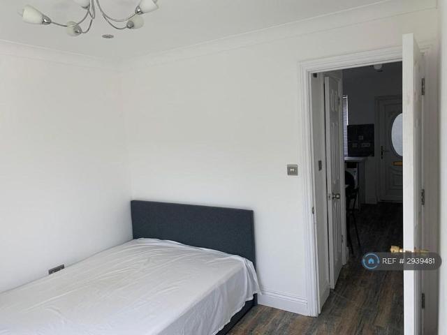 Studio for rent in Gidea Park, Greater London