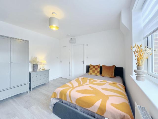 Flat for rent in Little Stanmore, Greater London