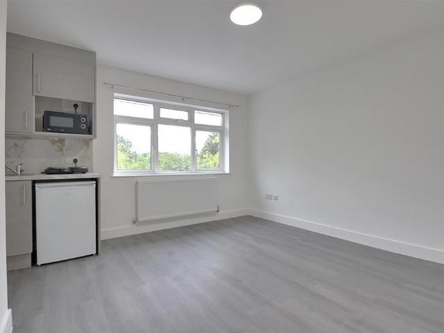 Flat for rent in London Borough of Ealing, Greater London