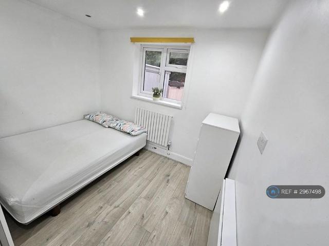 Studio for rent in Bushey, Bushey Heath