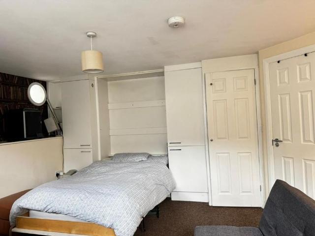 Studio for rent in Ewens Farm, Golden Valley