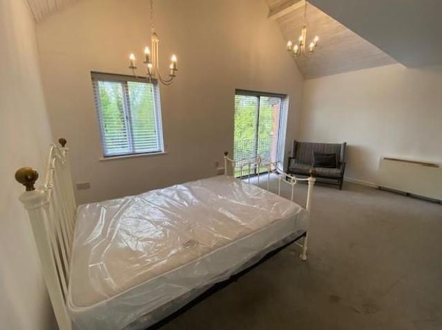 Studio for rent in Didsbury, Manchester