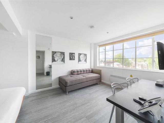 Studio for rent in Brompton, Greater London