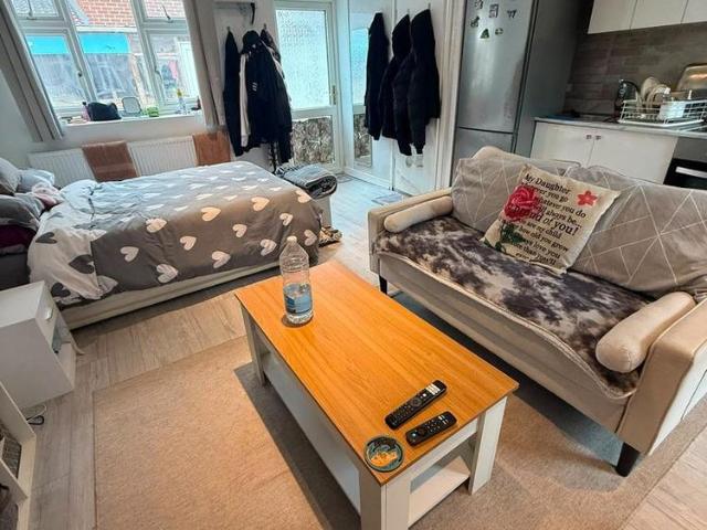 Studio for rent in London Borough of Hillingdon, Greater London