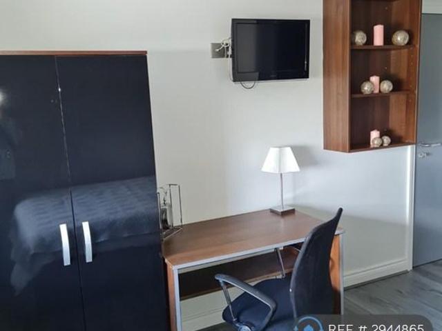 Flat for rent in Huddersfield, West Yorkshire