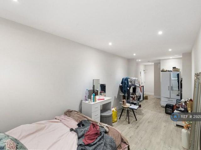 Studio for rent in Bennetts End, Pouchen End