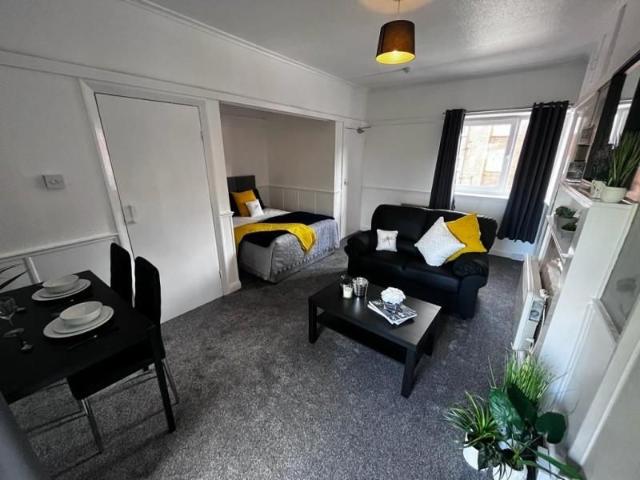 Studio for rent in Headingley Hill, Leeds