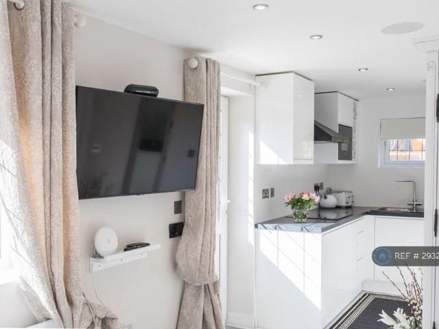 Studio for rent in Maypole, Monks Orchard