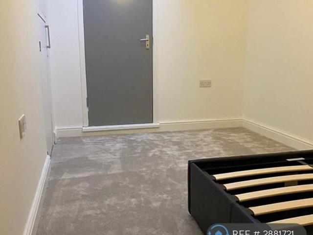 Flat for rent in Highams Park, Greater London