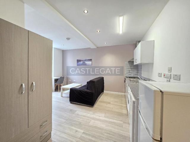 Studio for rent in Highfields, Huddersfield