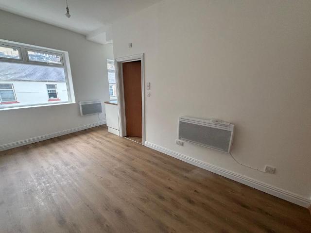 Flat for rent in Pentre, Ton Pentre