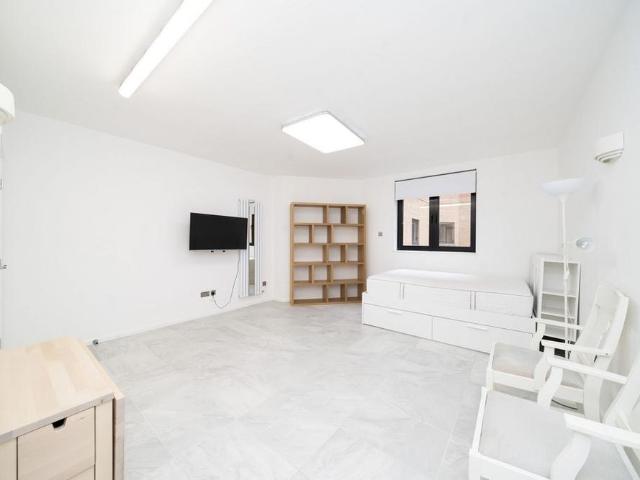 Studio for rent in Brompton, Greater London