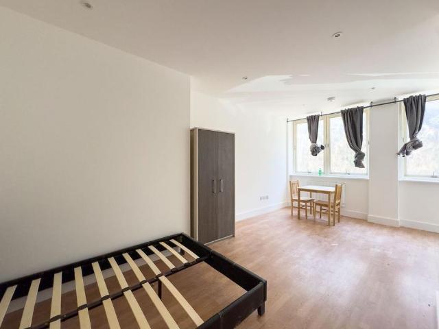Studio for rent in Elstree and Borehamwood, Borehamwood