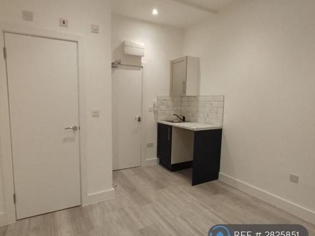 Studio for rent in Furzedown, Greater London