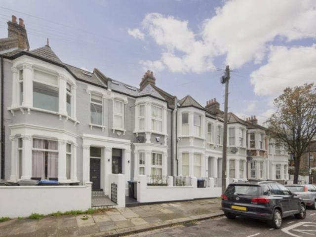 Flat for rent in Brondesbury, Greater London