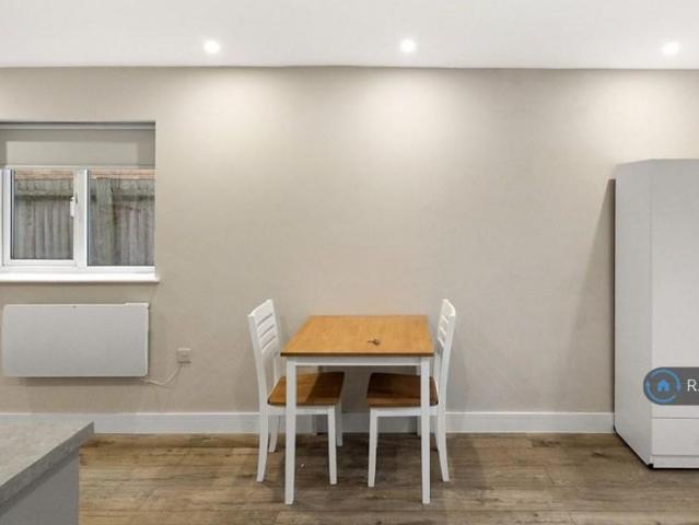Studio for rent in Lower Halliford, Surrey