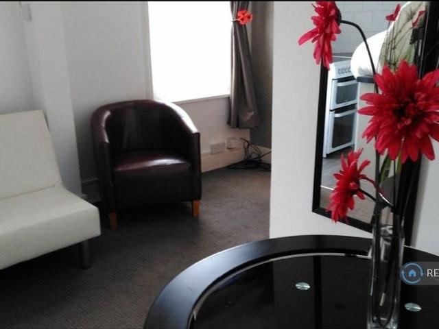 Studio for rent in Caldermill, East Midlands
