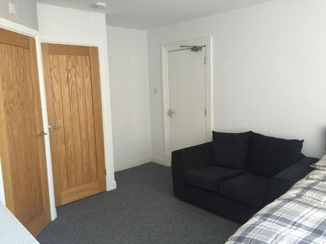 Studio for rent in Oakwell, Barnsley