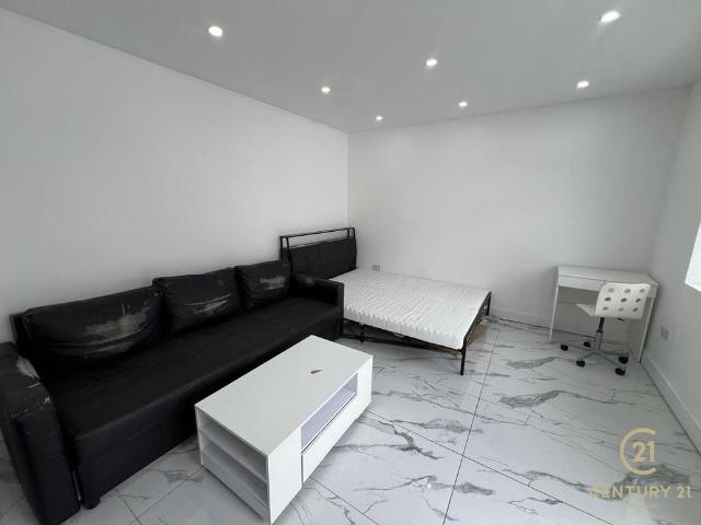 Studio for rent in London Borough of Hounslow, Heston