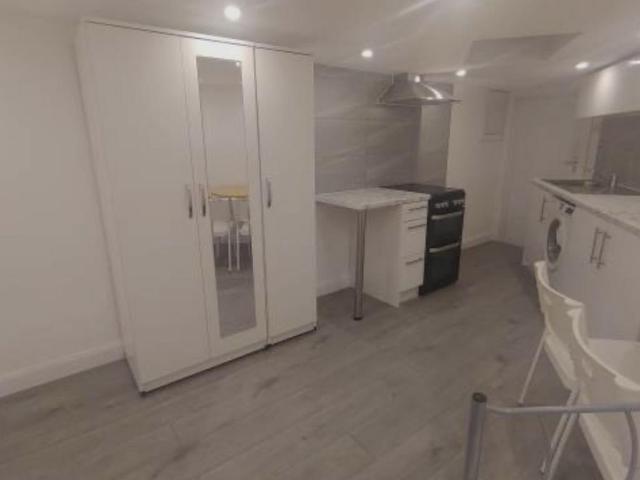 Flat for rent in Thames View, Greater London