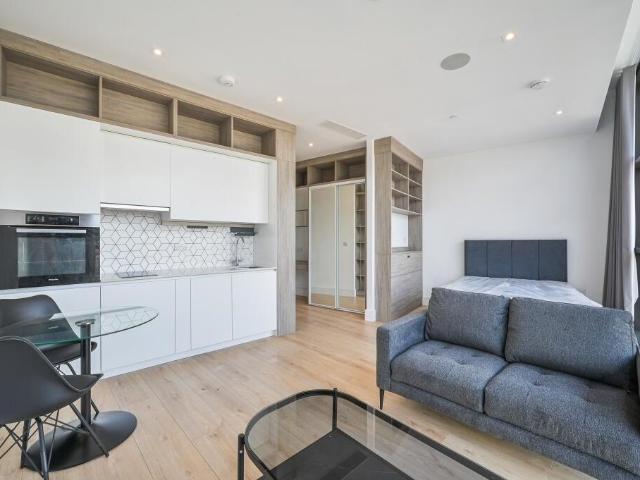 Flat for rent in Row Town, Surrey