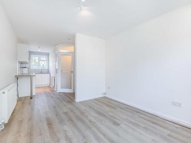 Studio for rent in Carshalton Beeches, Greater London