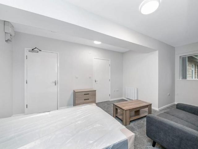 Studio for rent in Folly Hall, Kirklees