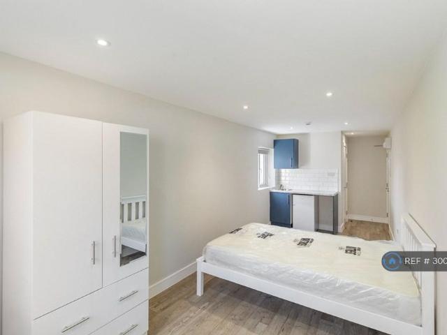 Studio for rent in Littleton Common, Lower Halliford
