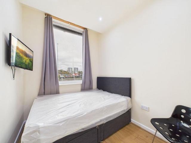 Studio for rent in Calderstones