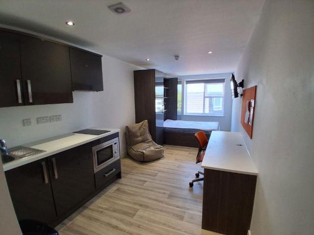 Flat for rent in The Polygon, City Of Southampton
