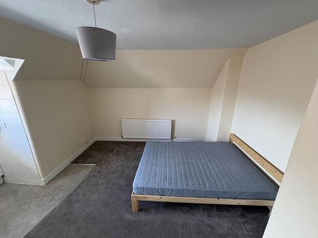 Studio for rent in Epsom, Epsom and Ewell