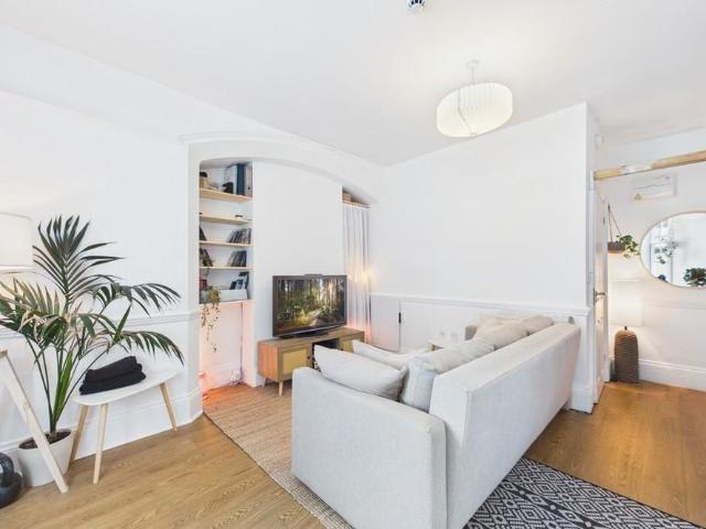 Room for rent in Clarendon, Ash