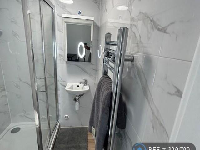 Studio for rent in London Borough of Richmond upon Thames, Greater London