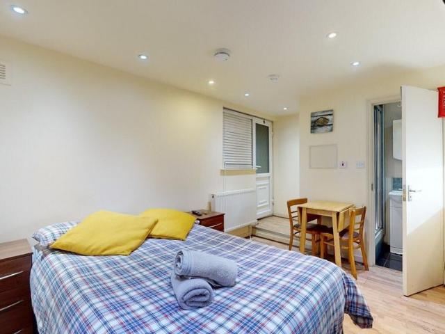 Flat for rent in Kensal Town, Greater London
