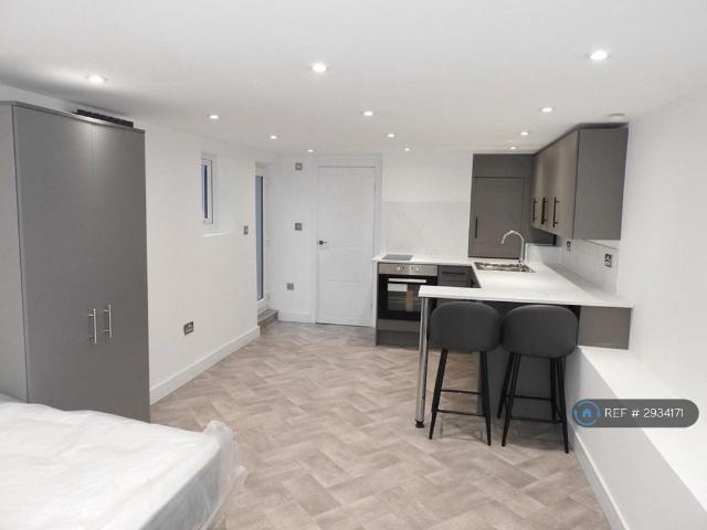 Flat for rent in Broadfields, Greater London
