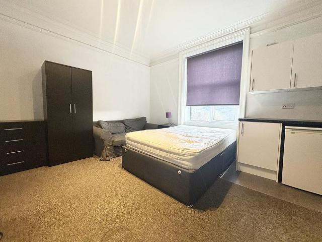 Studio for rent in Ingrow, West Yorkshire