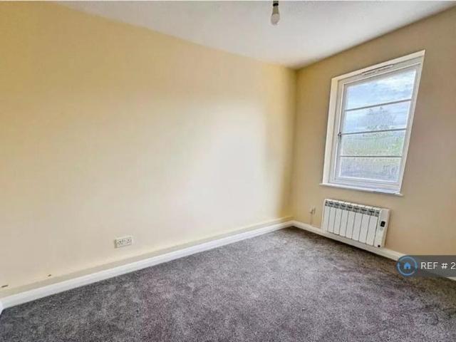 Studio for rent in Bocking, Chipping Hill