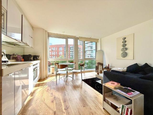 Studio for rent in London Borough of Tower Hamlets, Greater London